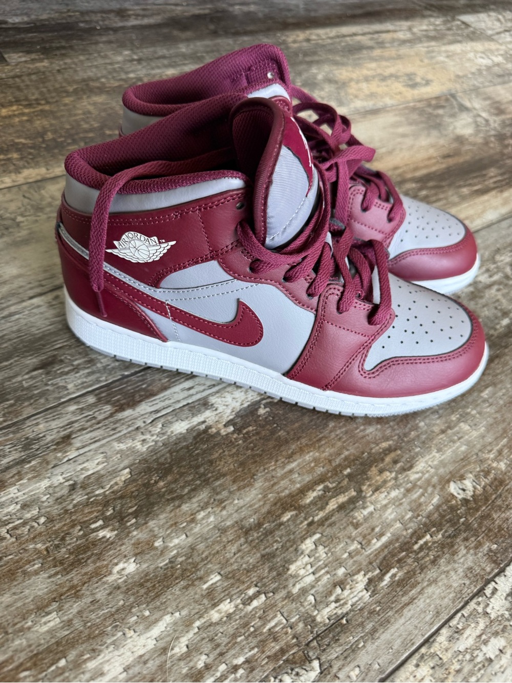 Like new Nike Air Jordan 1 Mid 'Cherrywood Red' - 7Y